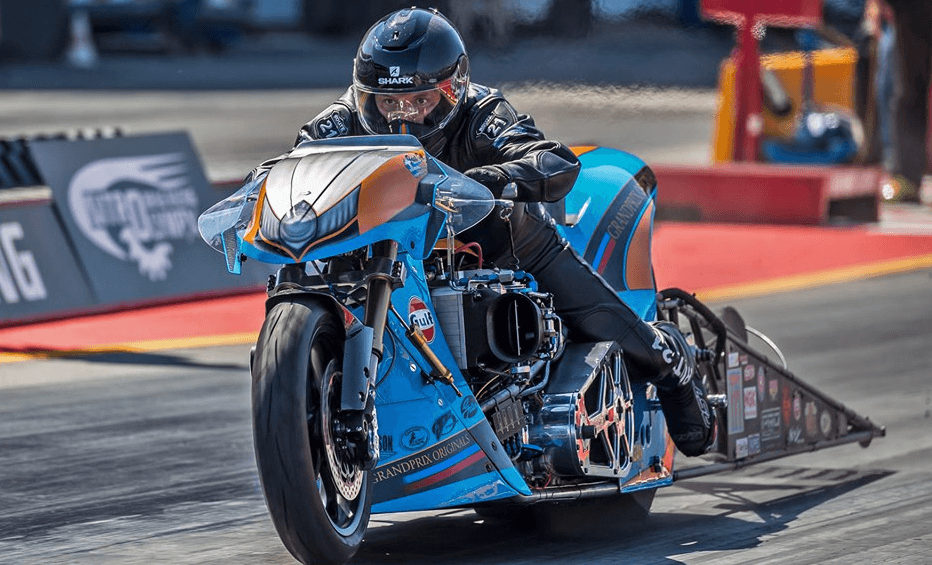 Advantages of Using a Helmet in Drag Racing